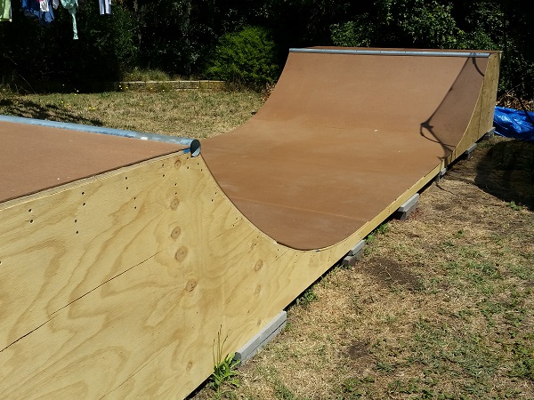 Skate ramp
